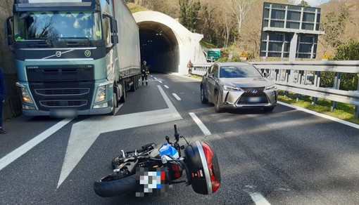 Scontro tra camion e moto sulla A10 all'altezza di Spotorno: un ferito al Santa Corona, disagi al traffico