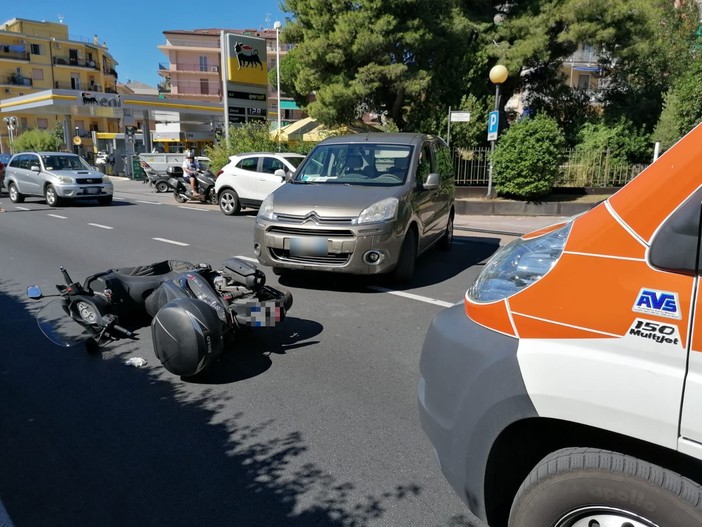Ancora una scontro auto-moto sulla via Aurelia a Pietra Ligure: due persone ferite (FOTO)