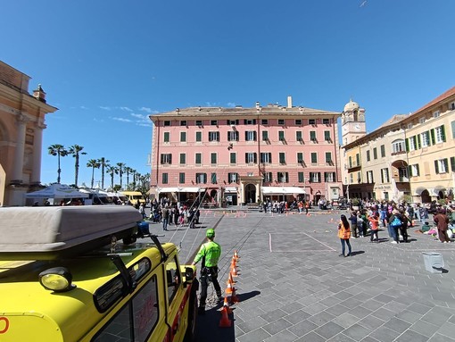 Finale, simulazione di intervento del Soccorso alpino speleologico in Piazza Vittorio Emanuele II