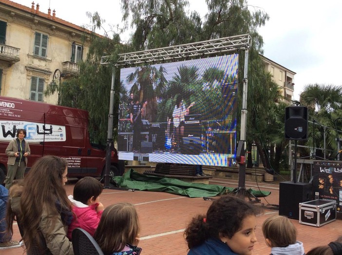 Bagno di folla per la presentazione del nuovo album dei Wefly ad Albenga