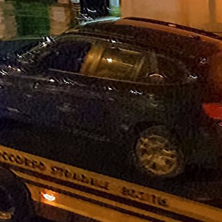 Inseguimento da film in autostrada, un uomo abbandona la macchina e scappa a piedi. Ricerche in corso