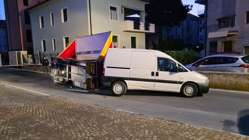 Rimorchio si ribalta a Pietra Ligure: l'incidente in via Soccorso (FOTO) Rimorchio si ribalta a Pietra Ligure: l'incidente in via Soccorso (FOTO)