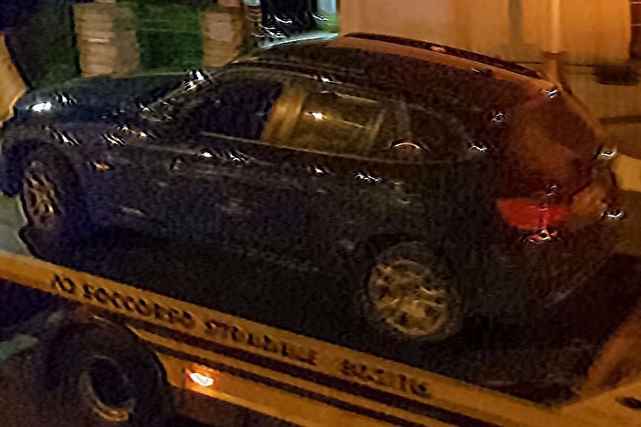 Inseguimento da film in autostrada, un uomo abbandona la macchina e scappa a piedi. Ricerche in corso