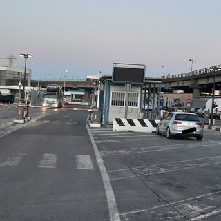 Infortunio sul lavoro al porto di Savona: camionista colpito da un portellone a pressione