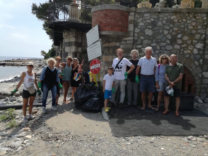 Noli, i volontari puliscono le spiagge (FOTO) Noli, i volontari puliscono le spiagge (FOTO)