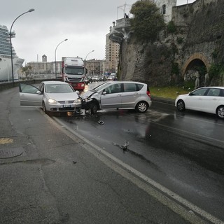 Savona, scontro tra due auto lungo via Matteotti (FOTO)