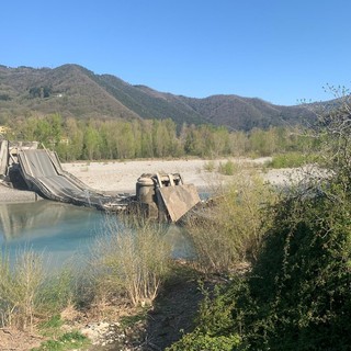 Crolla il ponte di Albiano, che collega Liguria e Toscana (FOTO e VIDEO) Crolla il ponte di Albiano, che collega Liguria e Toscana (FOTO e VIDEO)