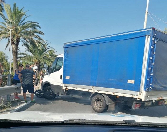 Borgio, scontro tra camioncino e moto sulla via Aurelia: un 27enne in codice giallo al Santa Corona (FOTO) Borgio, scontro tra camioncino e moto sulla via Aurelia: un 27enne in codice giallo al Santa Corona (FOTO)