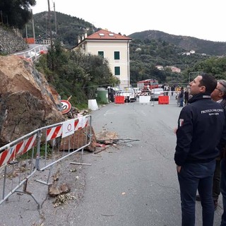Sopralluogo di Toti e Giampedrone sulla frana di Varazze: un masso che ha sfiorato gravi conseguenze (FOTO e VIDEO)