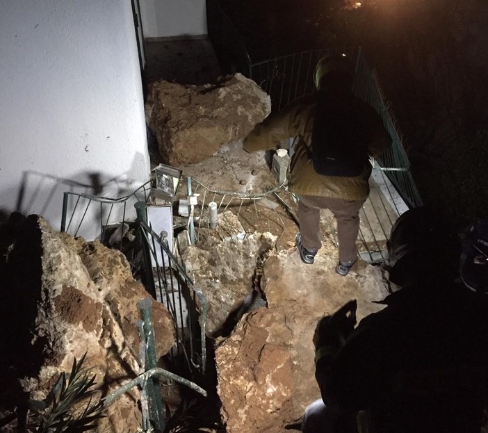Varigotti, vigili del fuoco e tecnici del Comune in località Isasco per valutare una frana (FOTO) Varigotti, vigili del fuoco e tecnici del Comune in località Isasco per valutare una frana (FOTO)
