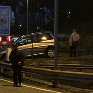 Pietra Ligure, auto "incastrata" tra gli scalini di una piccola rampa di scale