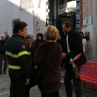 Inaugurata a Finalborgo con lo spettacolo "Magiche creature" la panchina rossa antiviolenza