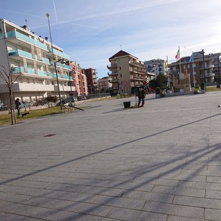 Albenga: lavori in piazza Tortora in contrasto a sporcizia e degrado
