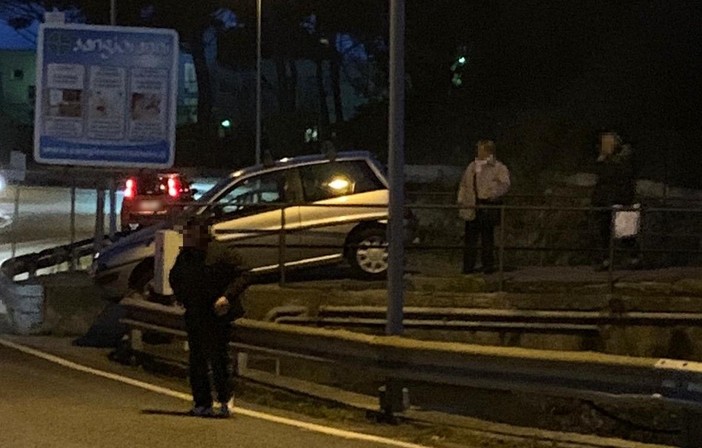 Pietra Ligure, auto "incastrata" tra gli scalini di una piccola rampa di scale