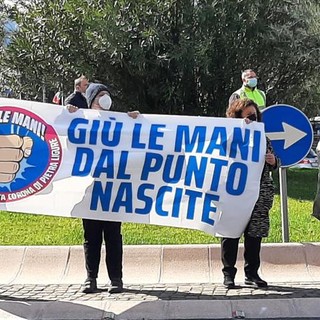 "Giù le mani dal Punto Nascite", la protesta dei cittadini anche durante la Milano-Sanremo (FOTO e VIDEO)