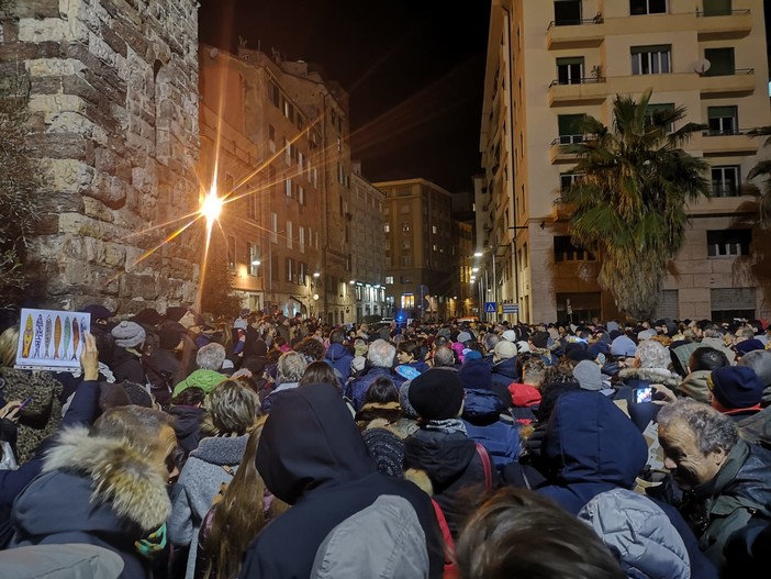 Sardine a Savona, Arboscello: "Una bellissima piazza, colorata e pacifica, per una società aperta e tollerante" Sardine a Savona, Arboscello: "Una bellissima piazza, colorata e pacifica, per una società aperta e tollerante"