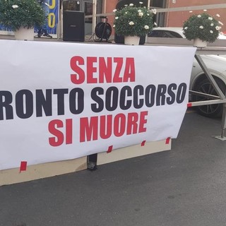 Toti all’inaugurazione dell’Esselunga, malumori ad Albenga: “Viene per un supermercato ma snobba gli incontri sulla sanità”