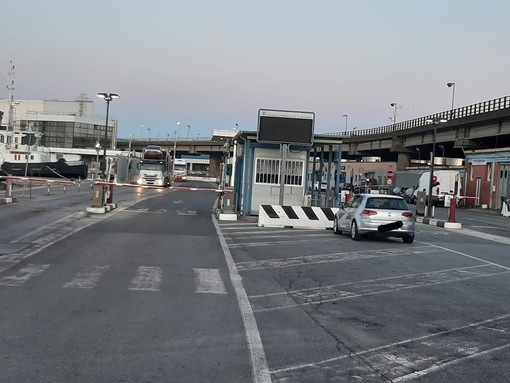 Infortunio sul lavoro al porto di Savona: camionista colpito da un portellone a pressione