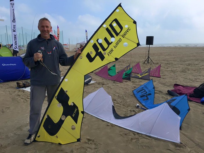 Il campione andorese di aquilonismo acrobatico Werther Secchi a Mosca fra gli animatori della cerimonia d’apertura dei Mondiali di calcio