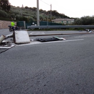 Pietra, palo abbattuto da un mezzo pesante in via Ranzi (FOTO)