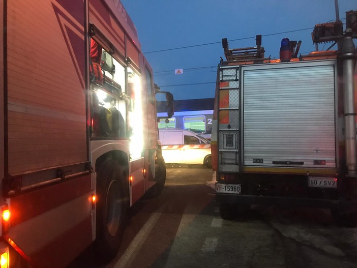 Tragedia sfiorata a Cairo: furgone bloccato sui binari colpito da un treno in transito (FOTO) Tragedia sfiorata a Cairo: furgone bloccato sui binari colpito da un treno in transito (FOTO)