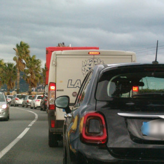 Incendio sulla A10: Aurelia bloccata tra Loano e Spotorno