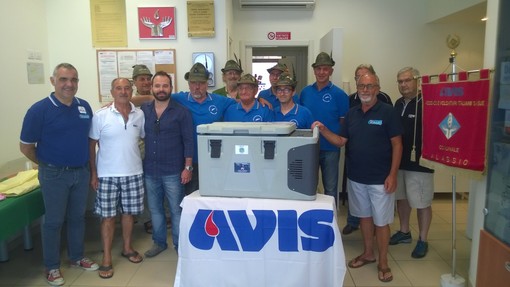 Alassio, l'associazione Alpini dona all'Avis un contenitore biomedicale Alassio, l'associazione Alpini dona all'Avis un contenitore biomedicale