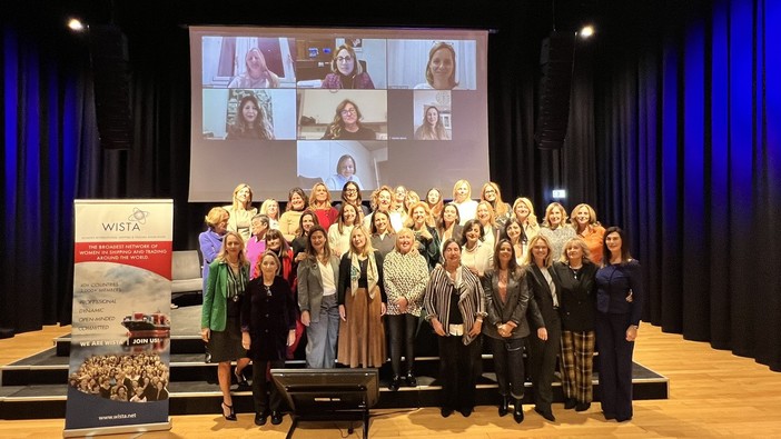 "Donne sul ponte di comando", anche a Savona le professioniste del mondo marittimo raccontano le loro storie con un flash mob letterario