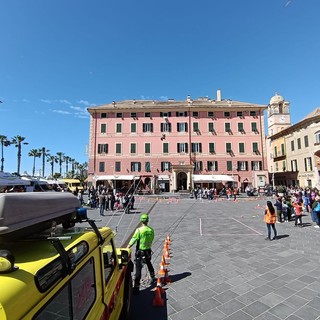 Finale, simulazione di intervento del Soccorso alpino speleologico in Piazza Vittorio Emanuele II