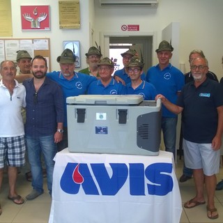 Alassio, l'associazione Alpini dona all'Avis un contenitore biomedicale