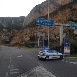 Parete pericolante, Aurelia chiusa ancora per qualche giorno tra Finale e Borgio Verezzi