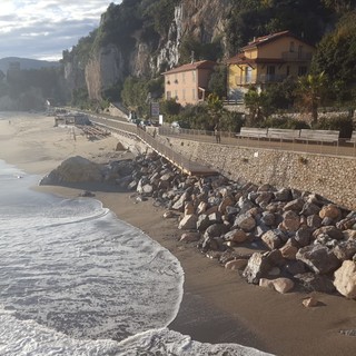 Finale, la forza della natura si manifesta a Capo San Donato: così la spiaggia diventa una distesa di scogli