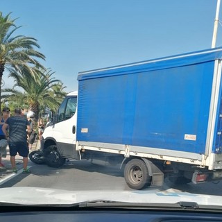 Borgio, scontro tra camioncino e moto sulla via Aurelia: un 27enne in codice giallo al Santa Corona (FOTO)