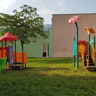 Toirano, installato nel giardino della scuola dell'infanzia un nuovo gioco in legno per i bimbi più piccoli