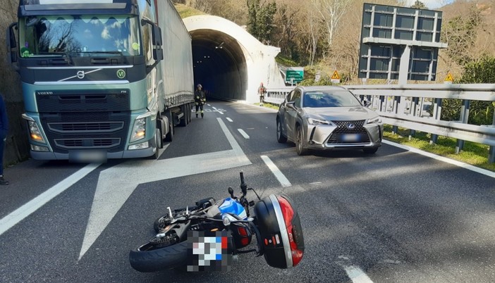 Scontro tra camion e moto sulla A10 all'altezza di Spotorno: un ferito al Santa Corona, disagi al traffico Scontro tra camion e moto sulla A10 all'altezza di Spotorno: un ferito al Santa Corona, disagi al traffico