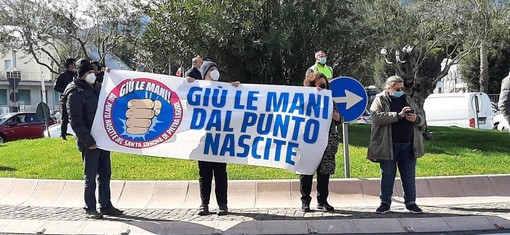 "Giù le mani dal Punto Nascite", la protesta dei cittadini anche durante la Milano-Sanremo (FOTO e VIDEO)
