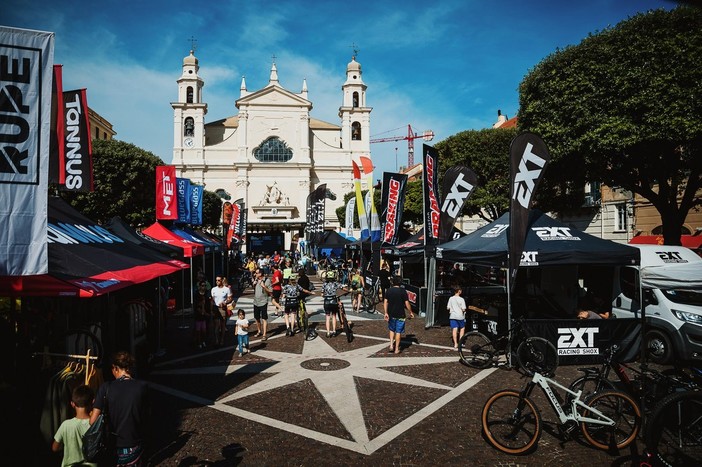 Il villaggio UCI World Cup a Pietra nel 2023 (foto Nicola Damonte)