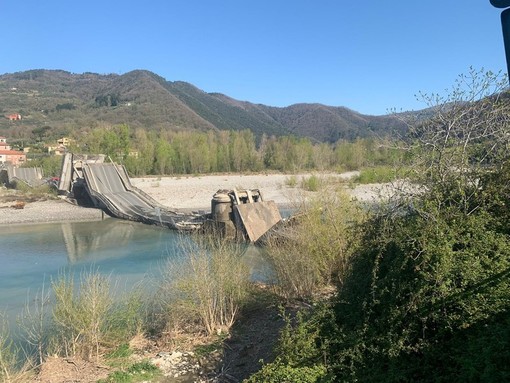 Ponte crollato, sopralluogo ad Albiano Magra dei parlamentari della Lega Ponte crollato, sopralluogo ad Albiano Magra dei parlamentari della Lega