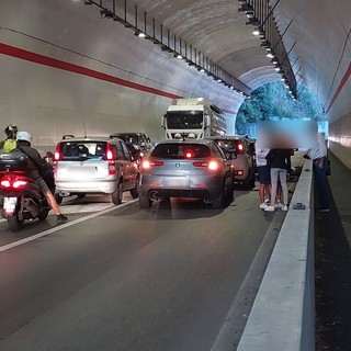 Savona, incidente nella galleria Valloria: nessun ferito ma traffico in tilt