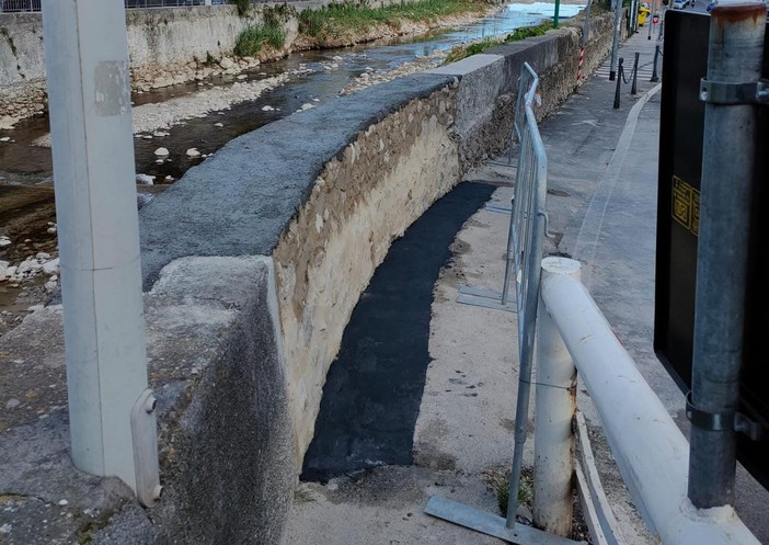 Loano, riaprirà domani viale Libia: ripristinato il muretto sul Nimbalto