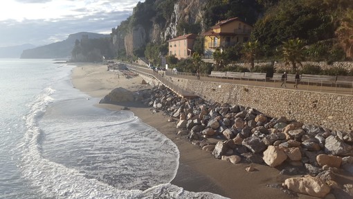 Finale, la forza della natura si manifesta a Capo San Donato: così la spiaggia diventa una distesa di scogli Finale, la forza della natura si manifesta a Capo San Donato: così la spiaggia diventa una distesa di scogli