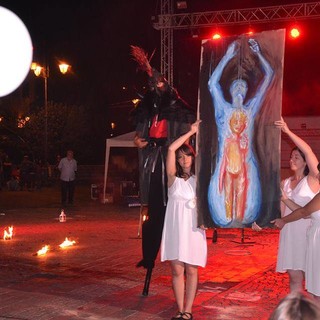 Proseguono le esibizioni artistiche del trio valbormidese “White Tree” (FOTO) Proseguono le esibizioni artistiche del trio valbormidese “White Tree” (FOTO)