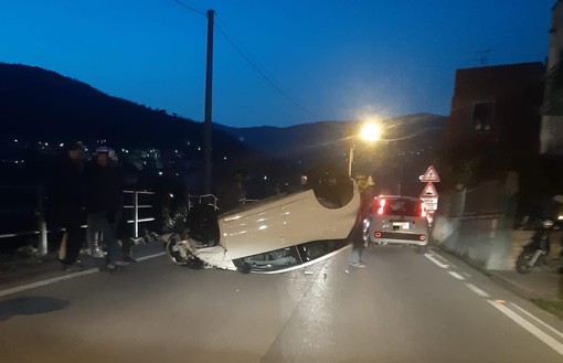 Auto cappottata a Calice Ligure: l'incidente lungo la Sp 17 (FOTO)