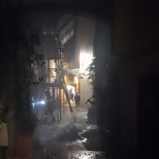 Albenga, principio di incendio in un'abitazione di via Medaglie d'Oro: intervento dei vigili del fuoco
