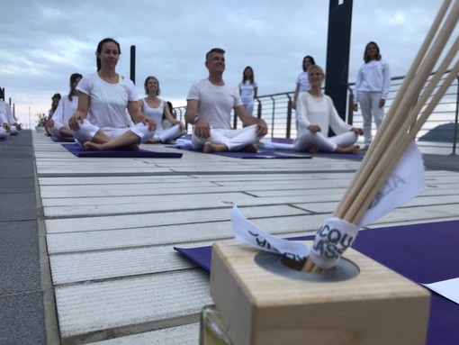 Turismo esperienziale: la Città del Muretto lancia "Yoga by Acqua di Alassio Turismo esperienziale: la Città del Muretto lancia "Yoga by Acqua di Alassio
