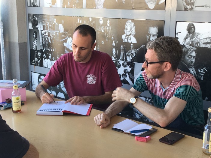 La graffiante satira di Zerocalcare conquista il pubblico di Savona