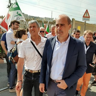 Vado, il segretario PD Zingaretti in visita a Bombardier: "Pugni sul tavolo per un piano industriale che rilanci l'Italia" (FOTO e VIDEO)