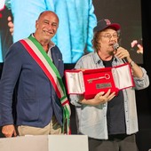 Zucchero Fornaciari ad Alassio, intervista e consegna delle chiavi della città (FOTO) Zucchero Fornaciari ad Alassio, intervista e consegna delle chiavi della città (FOTO)