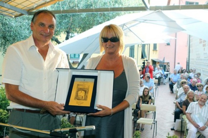Alassio: consegna del Premio Speciale Anthia 2010 alla Zioni Alassio: consegna del Premio Speciale Anthia 2010 alla Zioni