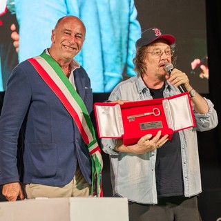 Zucchero Fornaciari ad Alassio, intervista e consegna delle chiavi della città (FOTO)